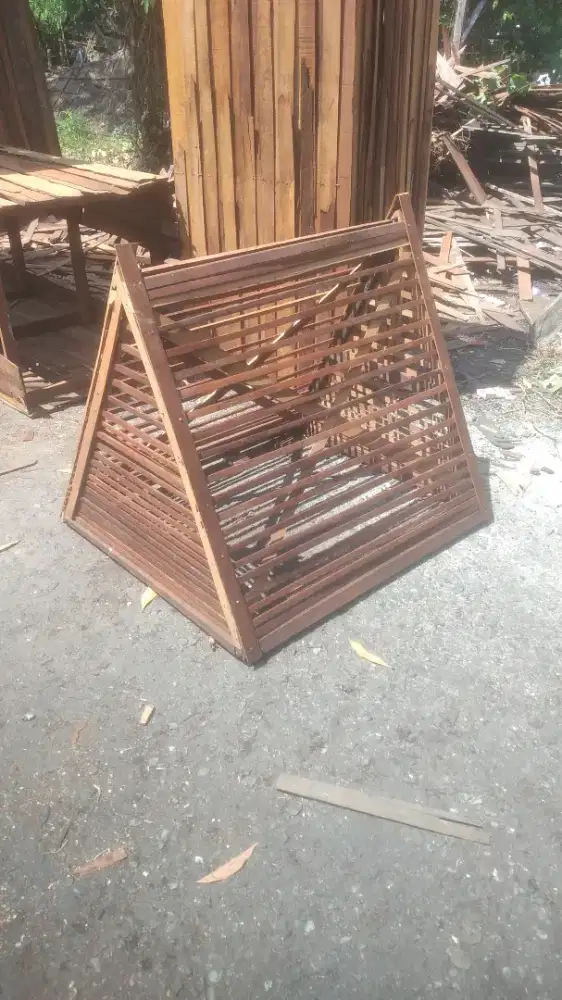Kurungan anak ayam dari kayu ulin