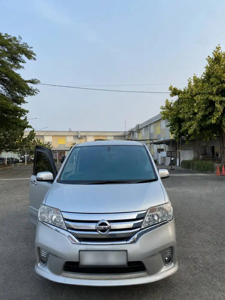 Mobil Nissan Serena 2.0 Panoramic 2014 Highway Star (4x2)
