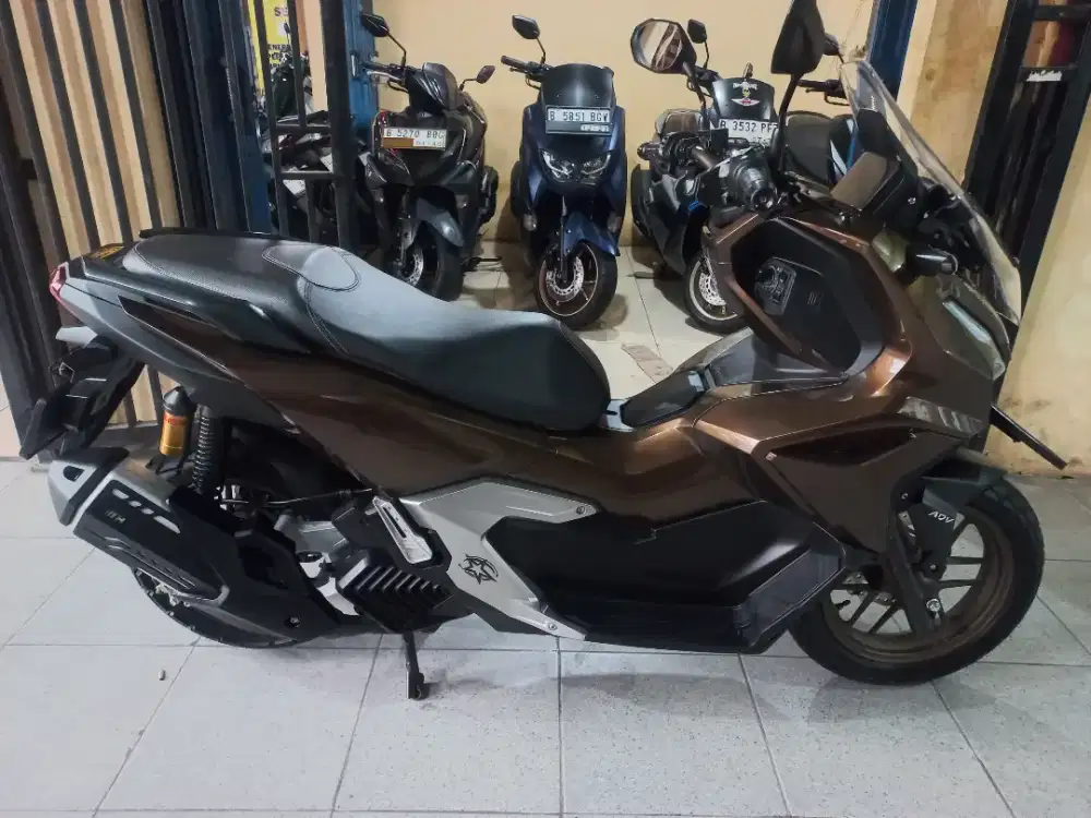 Honda Adv roadsync 2025 low km good condition
