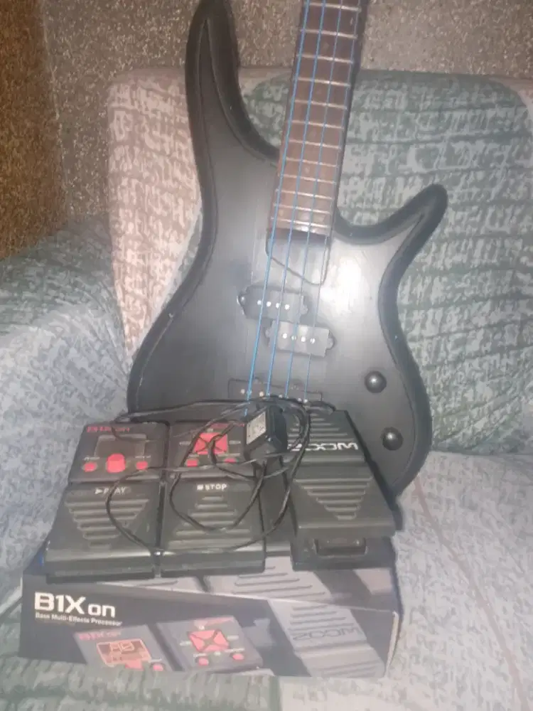 Gillmore elect bass, senar biru, plus multi effect