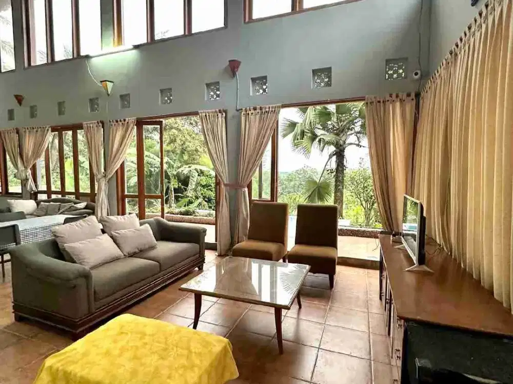 Dijual Villa Dengan Halaman Luas, View Asri dan Sejuk di Megamendung
