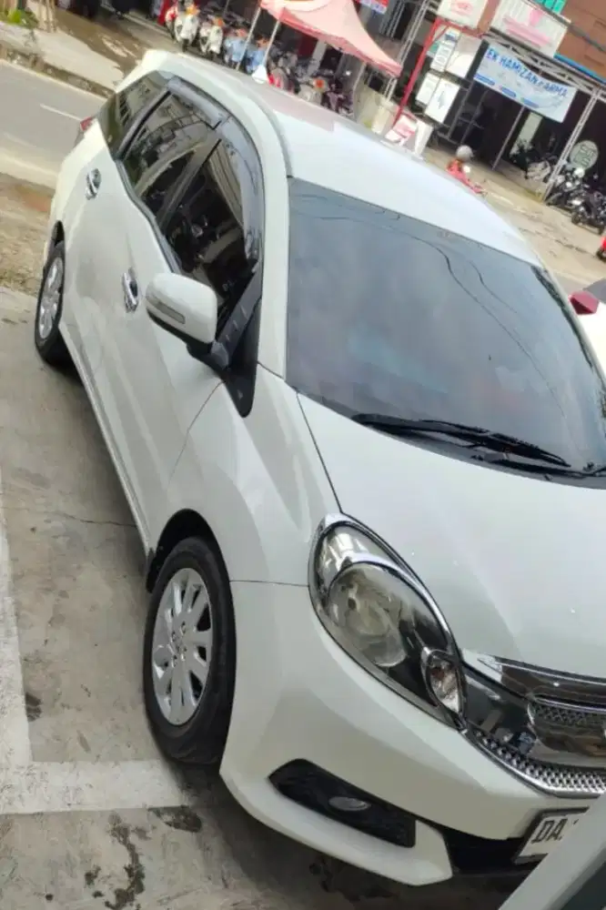 Mobilo 2014 warna putih