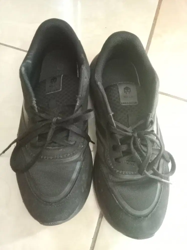 Dijual sepatu casual merk mills ukuran 43 warna hitam