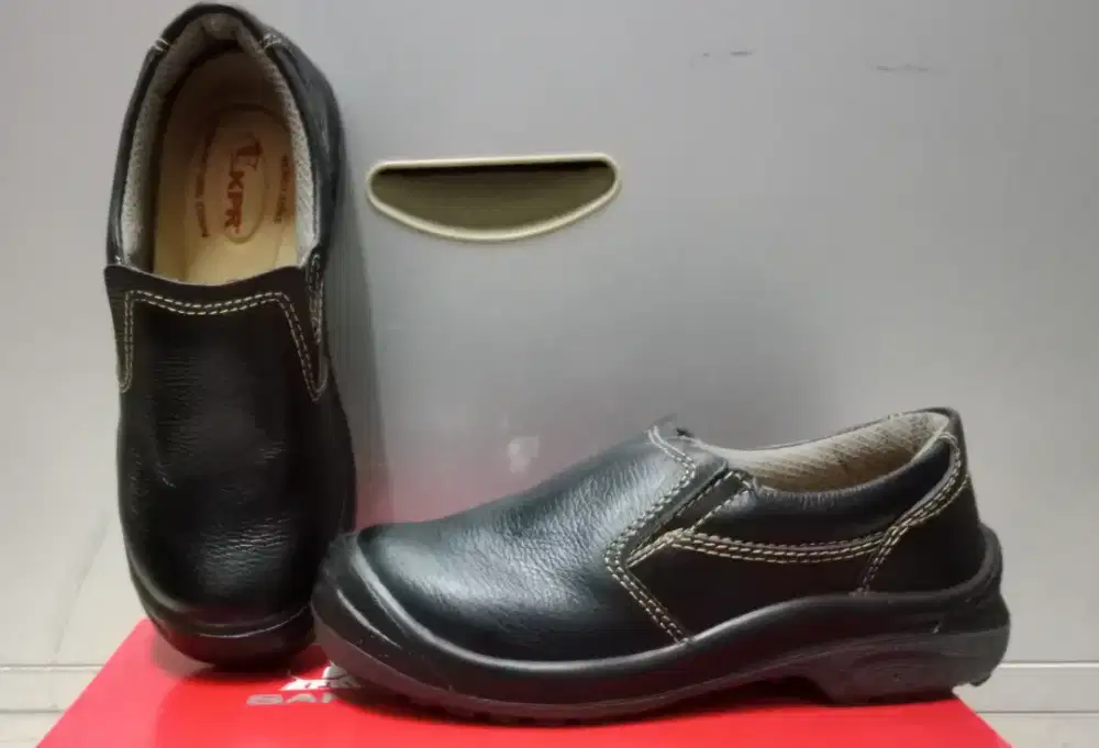 Sepatu safety hitam