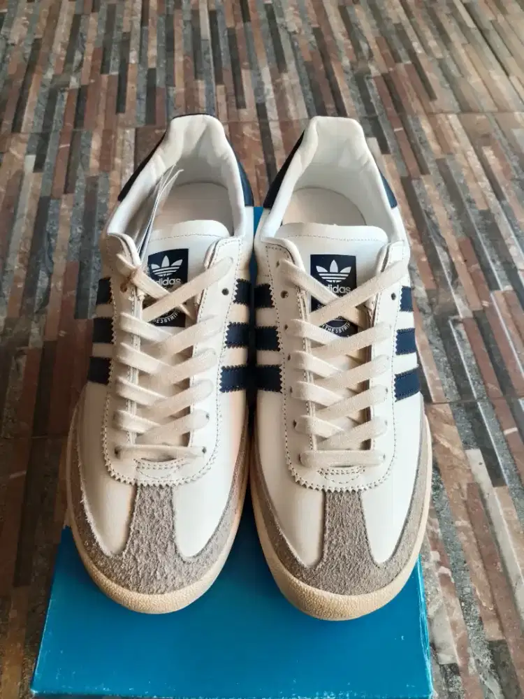 Sepatu Adidas jeans
