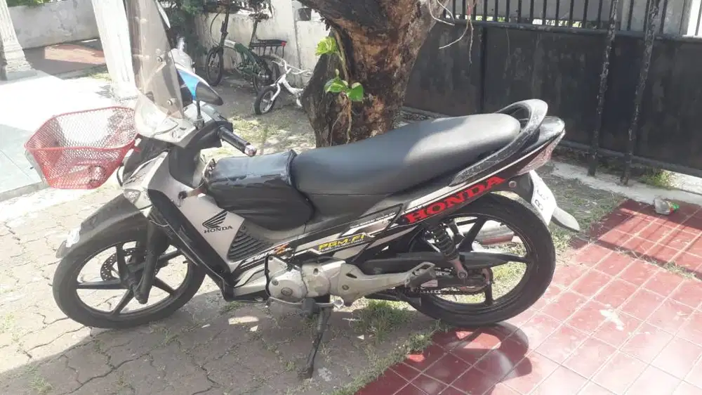 Supra X 125 BHitam tahun 2006 ss lengkap pajak hidup tangan1 dari Baru