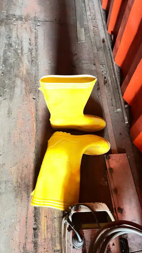 Sepatu boot kuning total 2 pcs
