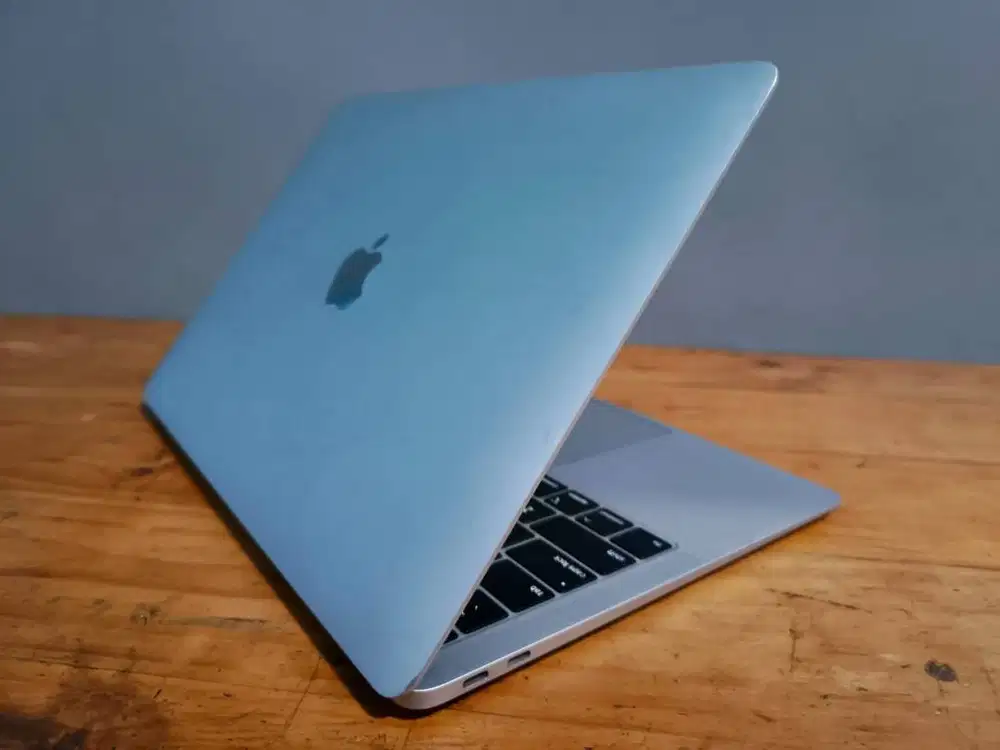 Macbook Air 2019 Retina Core i5 RAM 8GB SSD 128GB Silver Second Good