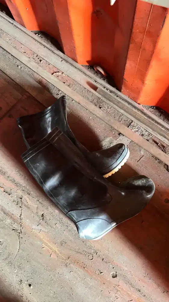 Sepatu boot warna hitam total 2 pcs