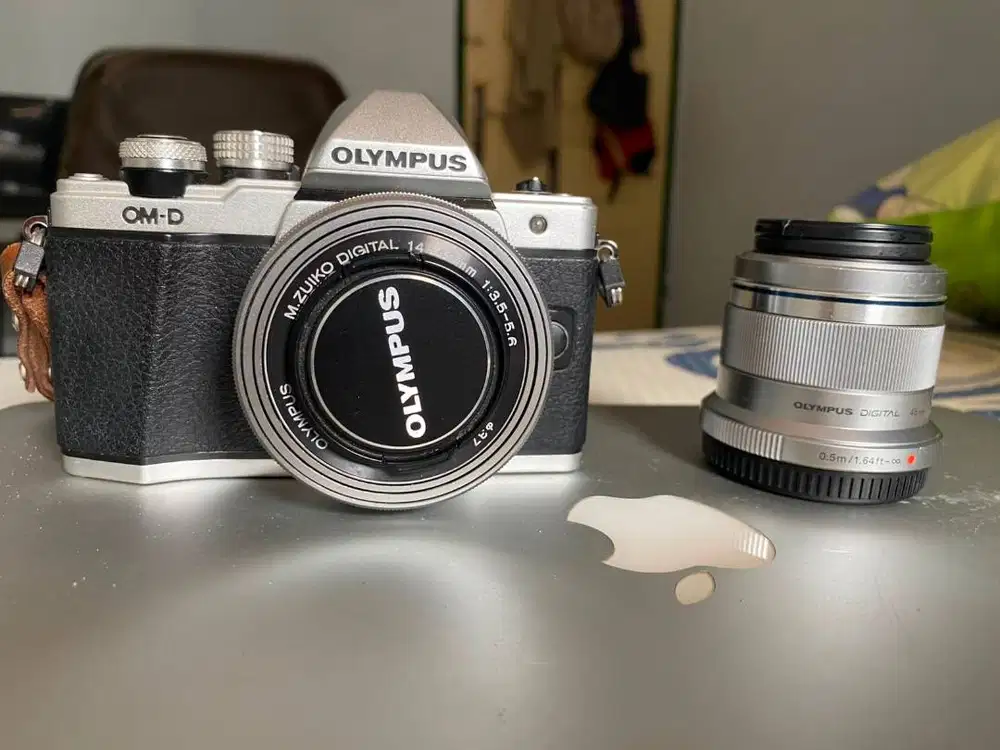 Mirrorless OLYMPUS OM E-M10 Kit + Lensa LIKE NEW