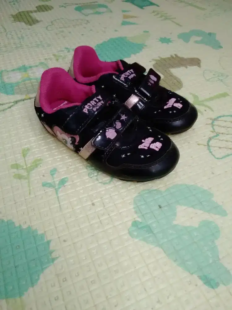Sepatu anak 4 th