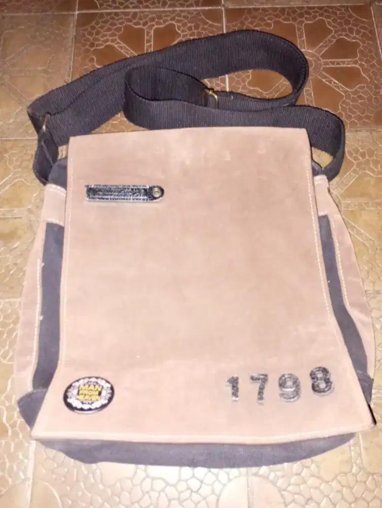 Jual tas harian