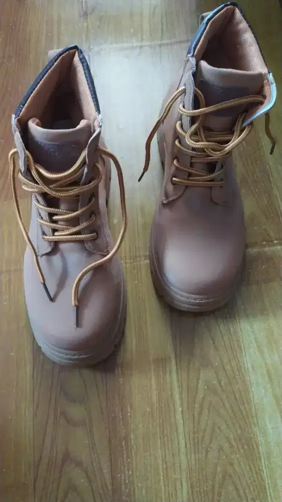 Sepatu boots wanita