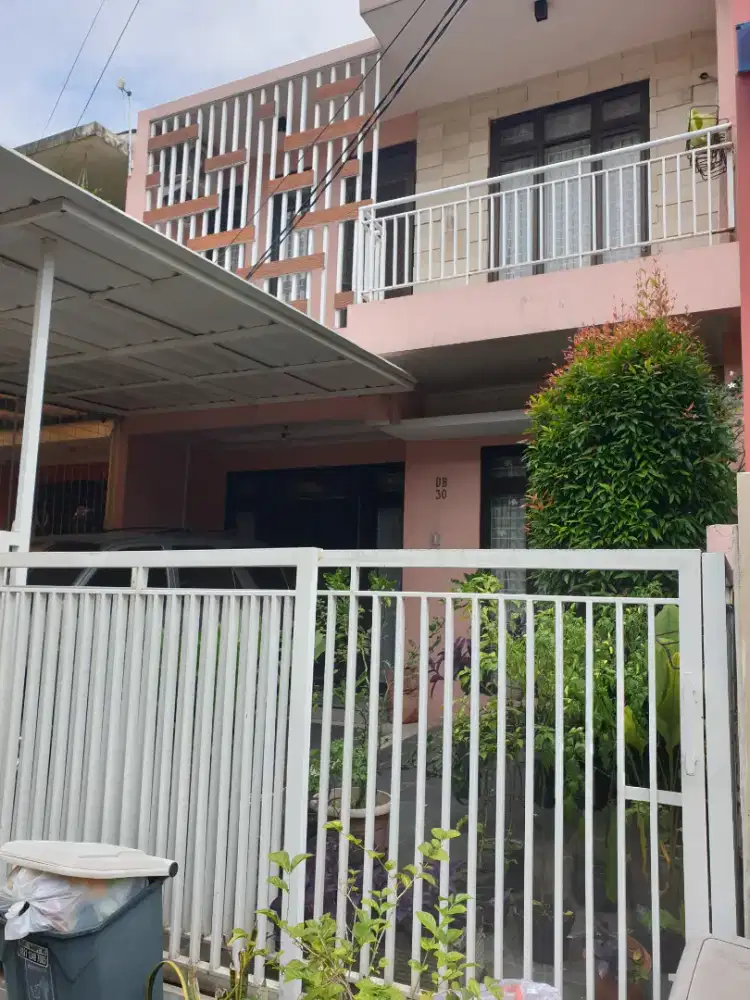 Disewakan Rumah Bagus 2 Lantai Di Jakarta Timur