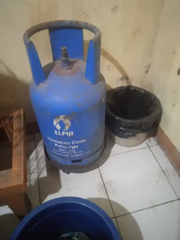 Dijual. Tabung gas 12 kg. Kosong ya. Kondisi second