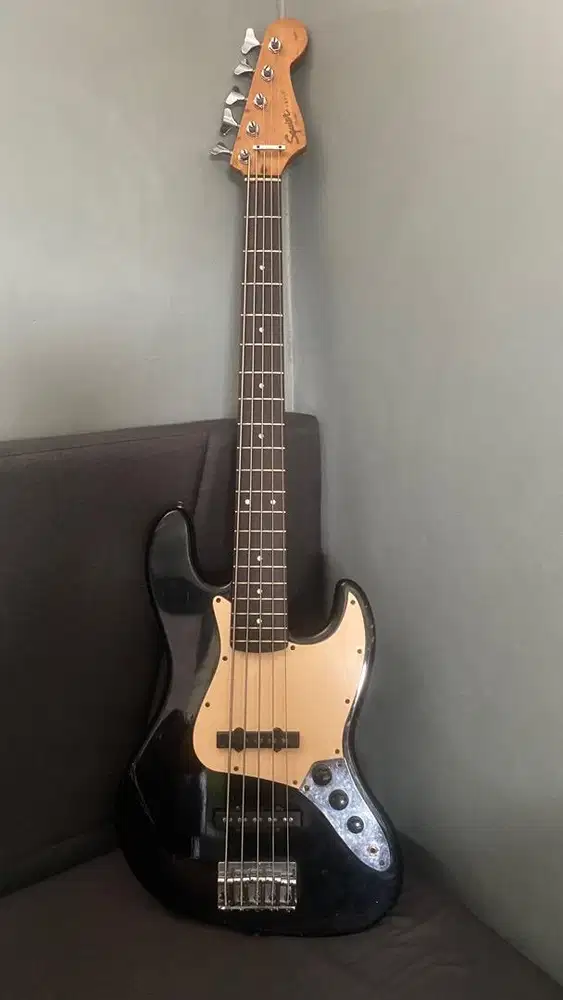 Bass Squier Fender 5 string