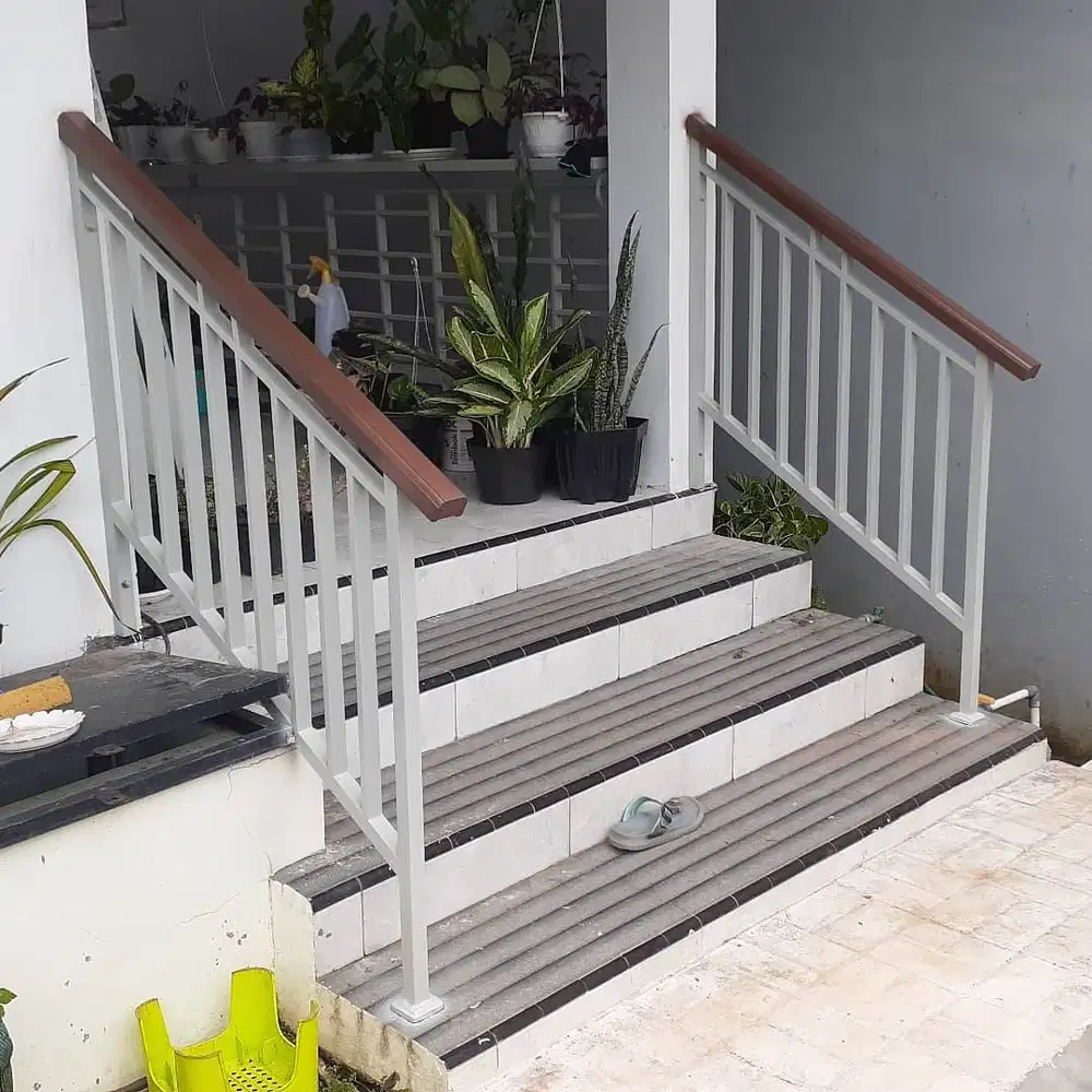 Railing tangga minimalis kombinasi kayu