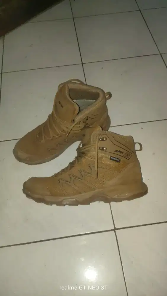 Sepatu montreal arei