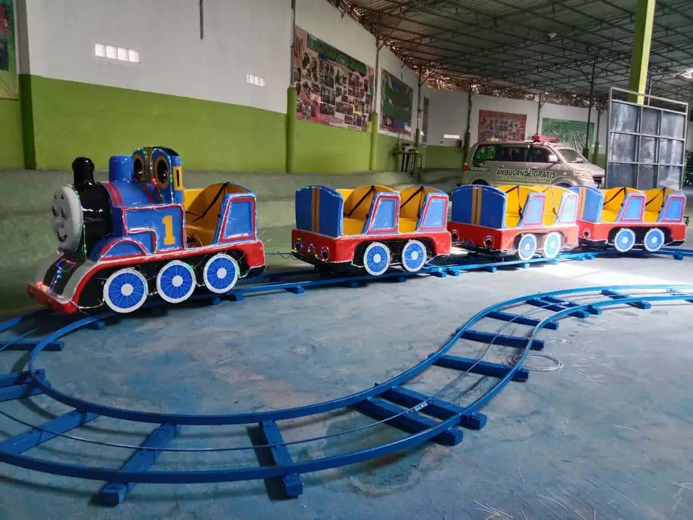 Kereta Mainan Anak Kostum Thomas Kuning Biru Merah Dengan Wajah Lucu