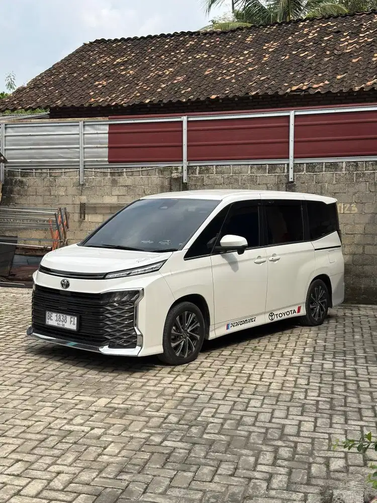 TOYOTA VOXY 2.0 AT TSS 2025 LOW KM