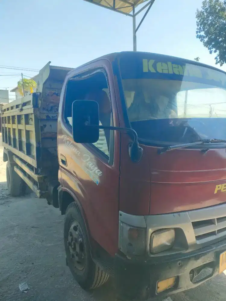 Toyota Dyna dum truck thn 2005