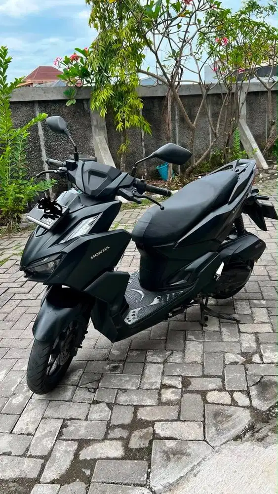 Jual motor vario 2022 160 cc matik hitam pajak hidup bpkb stnk faktur