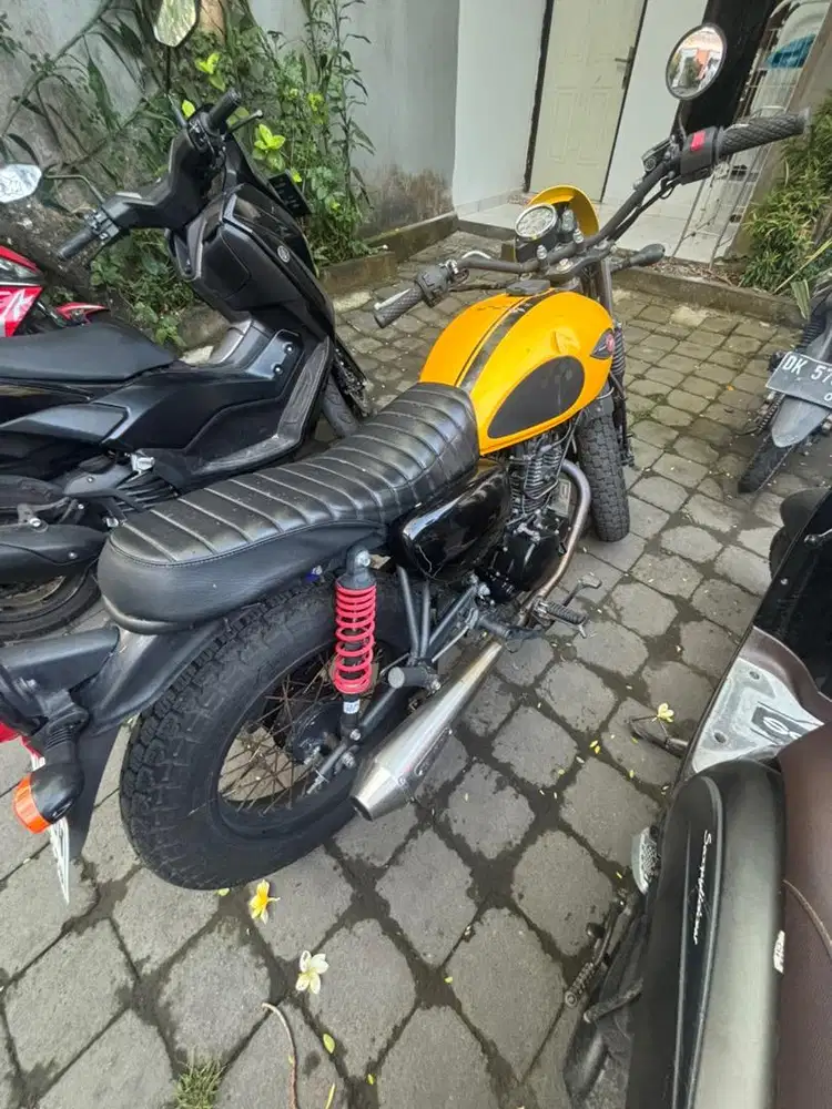 W175 Cafe Yellow