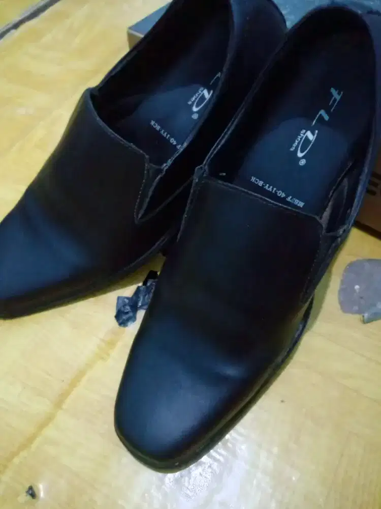 Sepatu pantofel pria