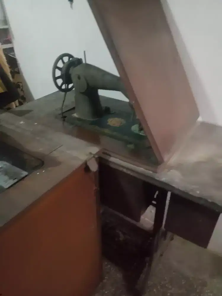 petromak dan mesin jahit bongkar gudang