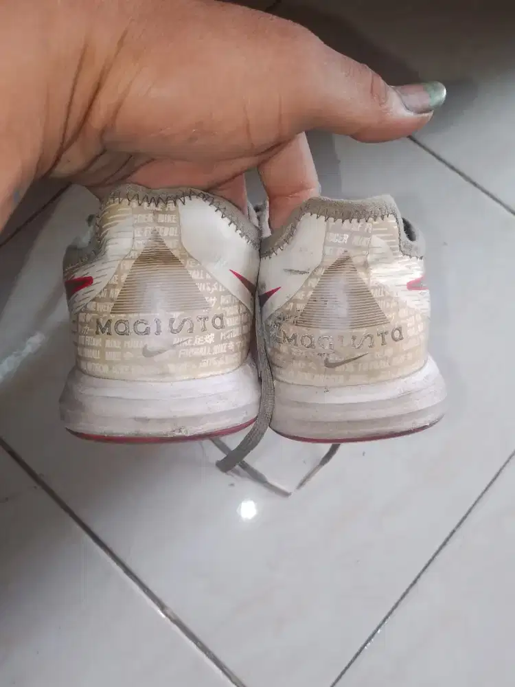 Menjual sepatu futsal