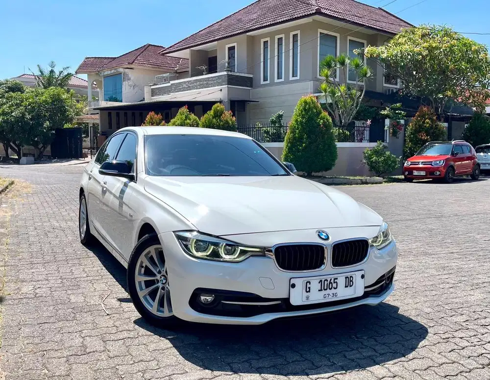 BMW 320i LCI Facelift 2016 ORIGINAL Mulus Spt Baru !