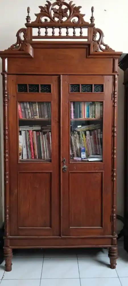 Lemari buku antik, bahan kayu jati asli