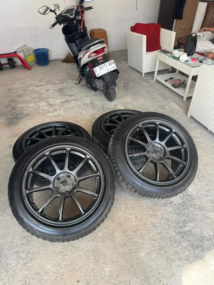 Velg R18 Evocorse + ban 235/50 tebal