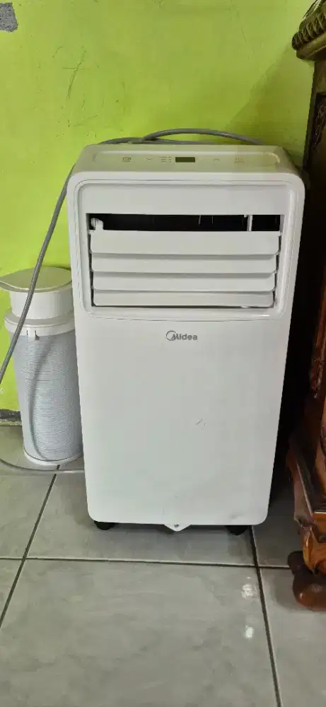 AC Duduk 1/2 PK merek MIDEA