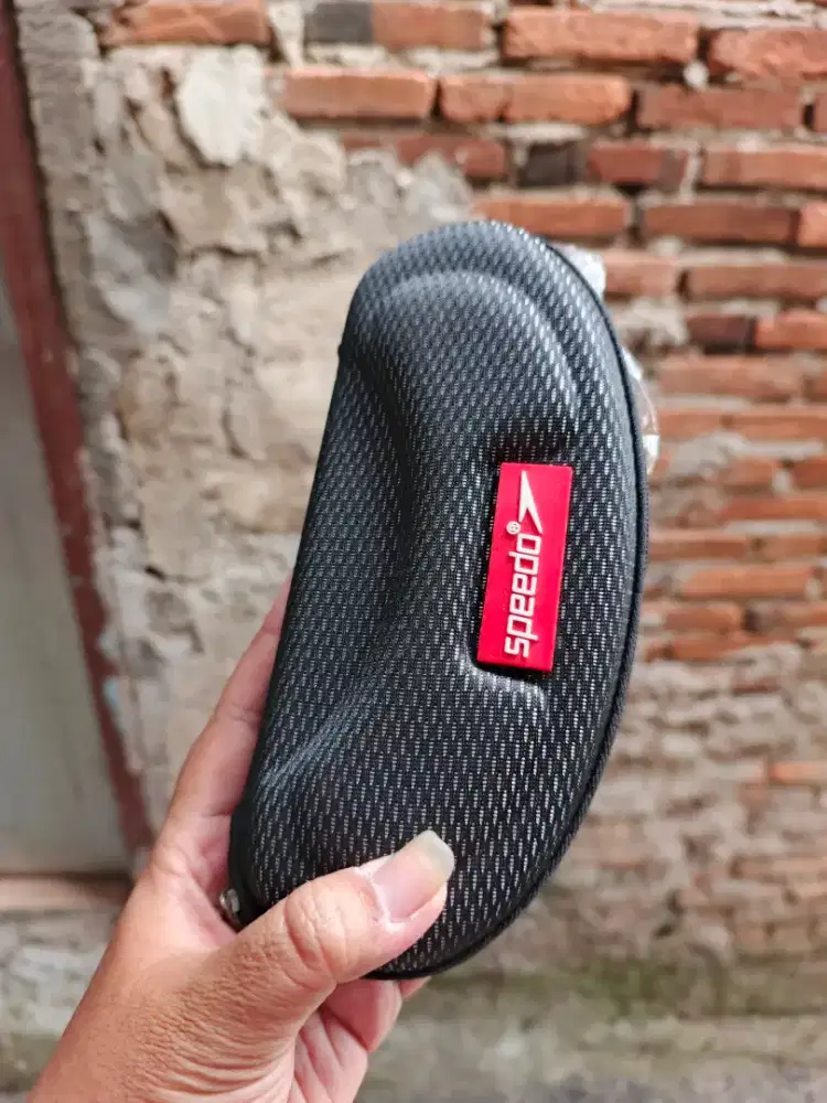 Kaca mata renang speedo