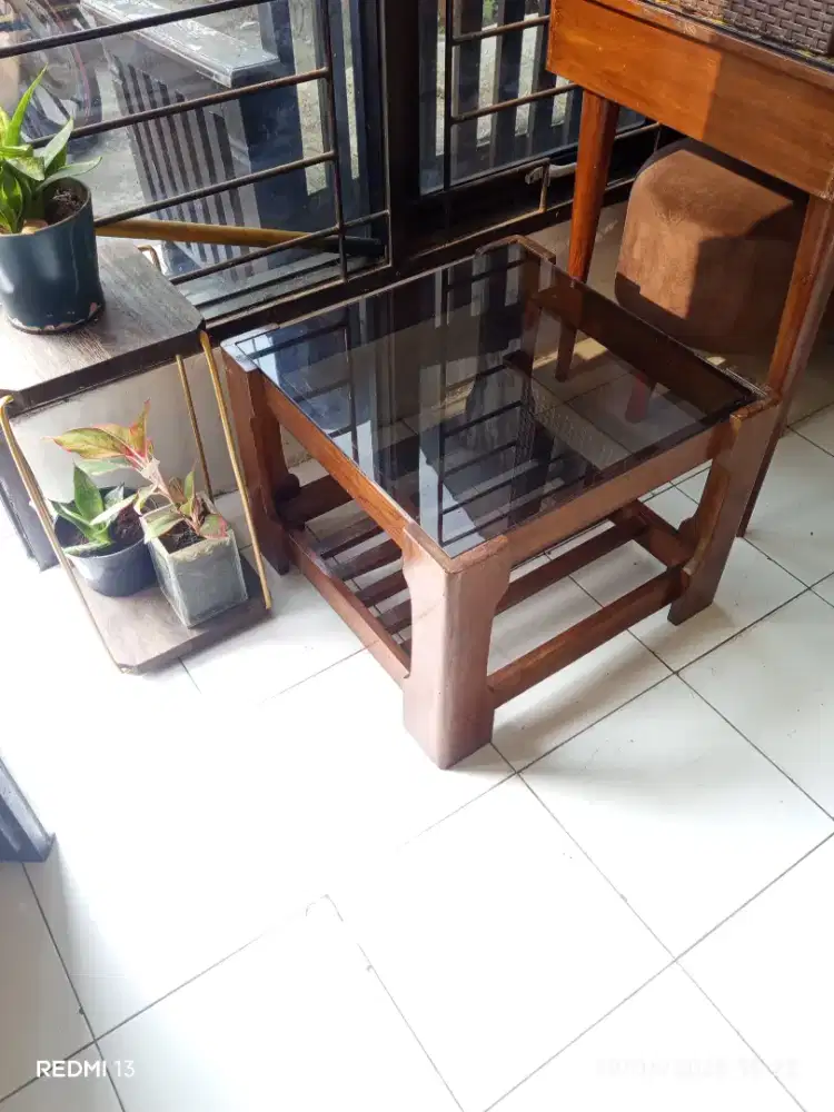 Meja jati kotak