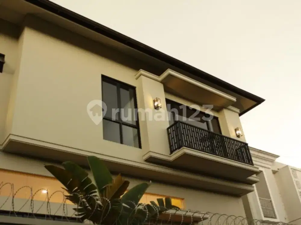 Disewakan Rumah 2 Lantai Bagus Semi Furnished di Jl. Gaharu,
