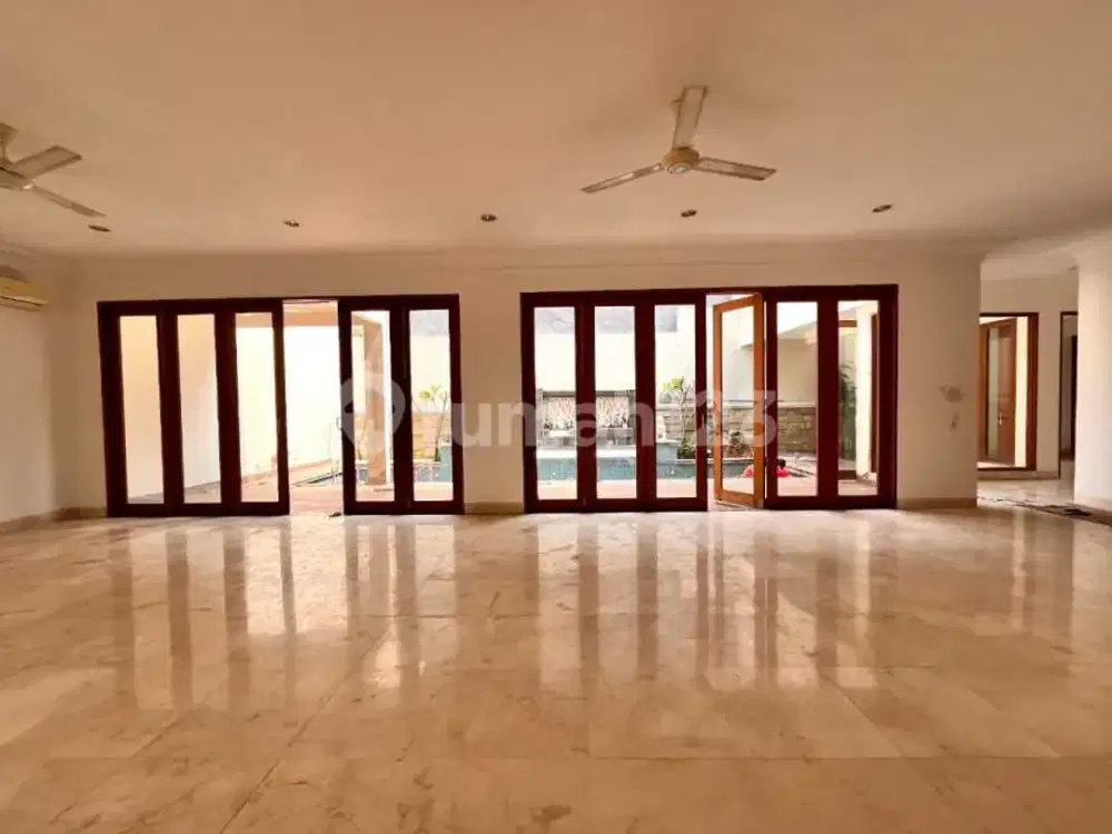 Disewakan Rumah 2 Lantai Bagus Unfurnished di Jl. Gaharu , Jaksel