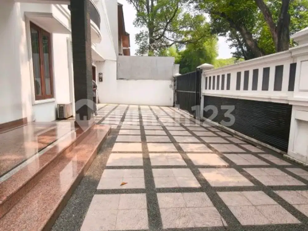 Rumah di Lokasi Premium di Lingkungan yang Teduh dan Tenang Dijual