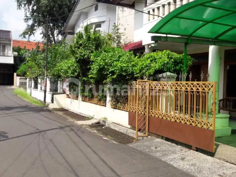 Lokasi Delman Kebayoran Lama Sangat Strategis 2 Lantai Lingkungan Aman Nyaman Tenang SHM