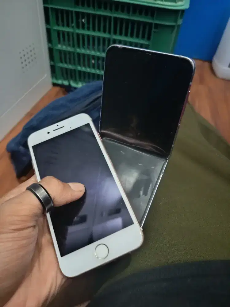 Samsung Z flip4 Dan iPhone 7 Minus