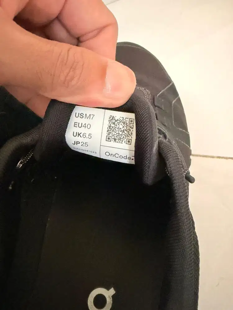 Sepatu ON cloud 6 black (size 40)