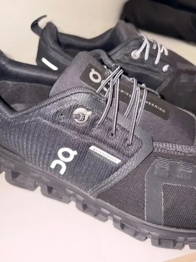 Sepatu ON cloud 6 black (size 40)