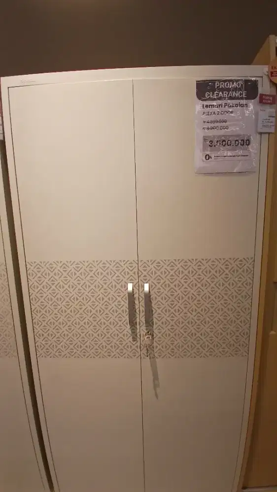 Lemari pakaian (besi)