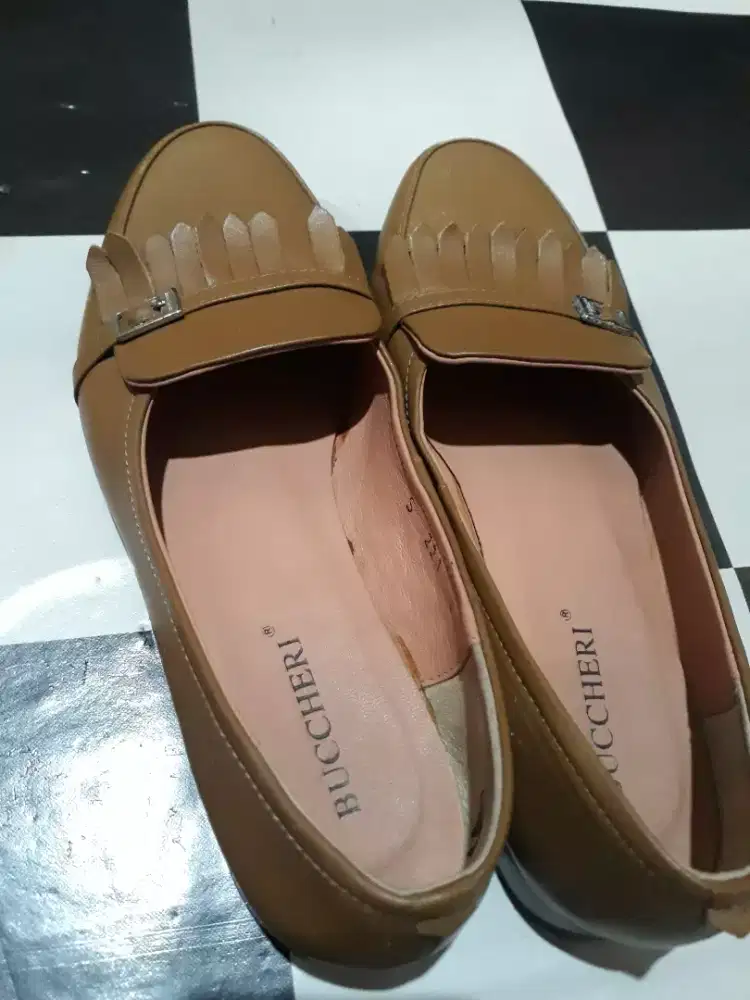 Sepatu Kulit Perempuan Merk Buccheri