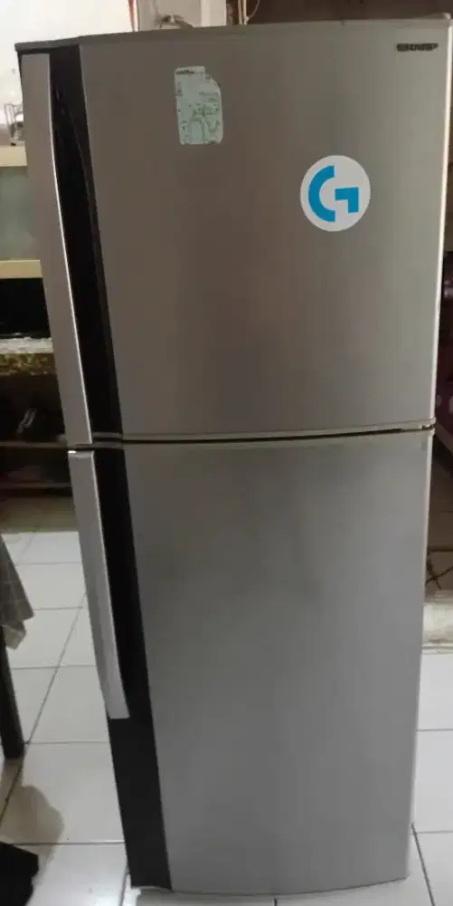 Kulkas 2 pintu merk sharp normal dingin blm pernah service