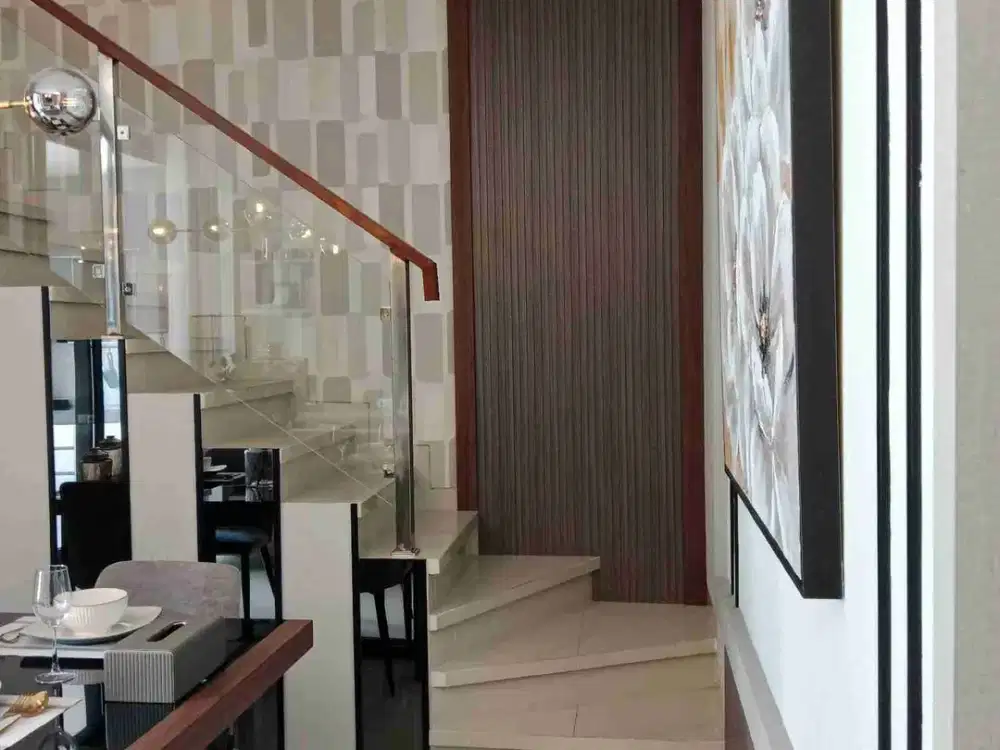 Rumah dijual  , 2 lantai ,  lokasi barat surabaya