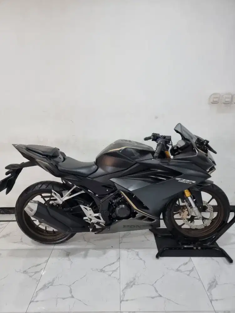 Honda CBR 150 R USD LED Fi 2023 bln 8 Kredit DP 2 jutaan aja