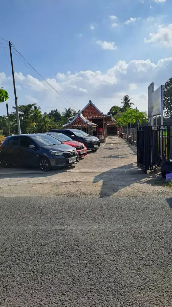 Dijual Lahan dan Bangunan Kafe Luas 700M2