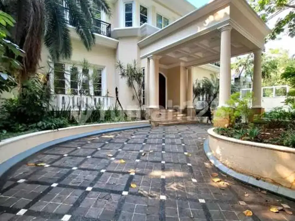 Rumah Mewah Depan Taman dengan Kolam Renanghalama Luas Brawijaya
